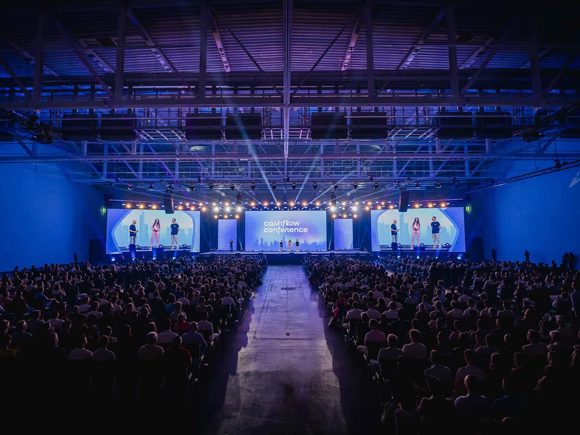 Volle Halle der Cashflow Conference in der Messe Frankfurt, Blick über das Publikum zur Bühne